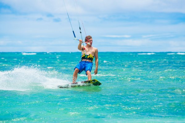 Quels sont les meilleurs spots pour le kitesurf à l'île Maurice : conseils et périodes idéales ?